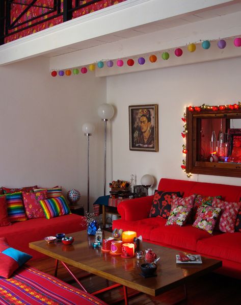 Casa Chaucha Mexican Living Rooms, Mexican Style Living Room, Red Couches, Mexican Living Room, Bright Living Room Decor, Beach Coffee, Interior Design Per La Casa, Diy Decoracion, Mexican Home Decor