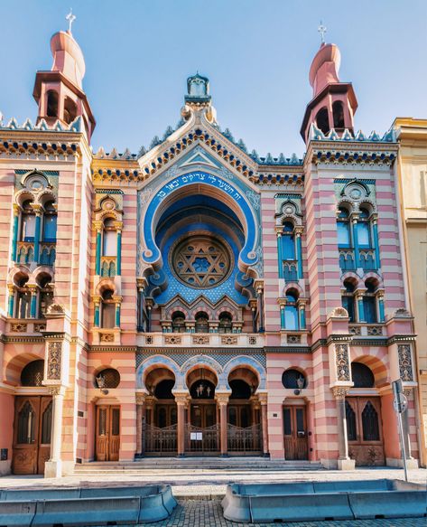 These 15 Synagogues Are the Most Instagrammable in the World - Alma Synagogue Architecture, Jewish Synagogue, Revival Architecture, Jewish Heritage, Jewish Culture, Religious Architecture, Beautiful Sites, Sacred Places, Place Of Worship