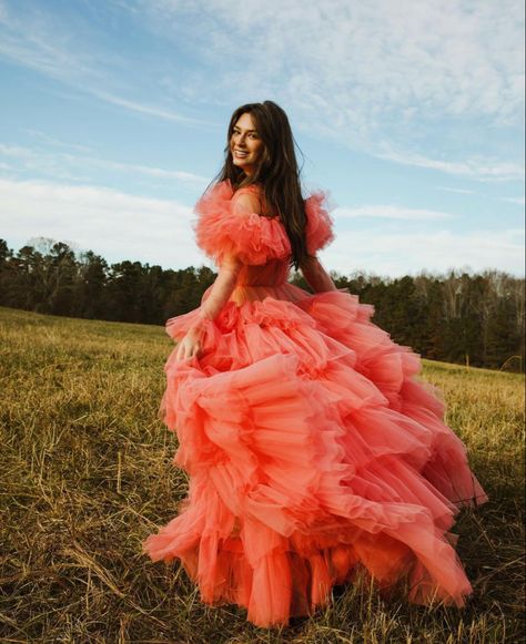 Long Tulle Dress Photoshoot, Float Dress Photoshoot, Poofy Tulle Dress, Fluffy Dress Poses, Big Dresses Photoshoot, Tulle Dress Senior Pictures, Ball Dress Photoshoot Ideas, Big Tulle Dress Photoshoot, Ruffle Dress Photoshoot