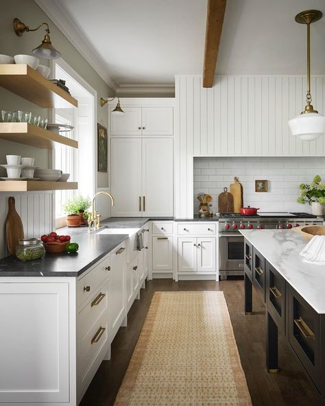 Rue on Instagram: “An island with legs, an oversized hood, and retractable cabinet doors, this kitchen designed by @redesignhomellc has plenty of inspiring…” Kitchen Post, Farmhouse Remodel, Boutique Interior Design, Design Your Kitchen, Country Style Kitchen, Deco Boheme, White Cabinets, Beautiful Kitchens, Kitchen Styling