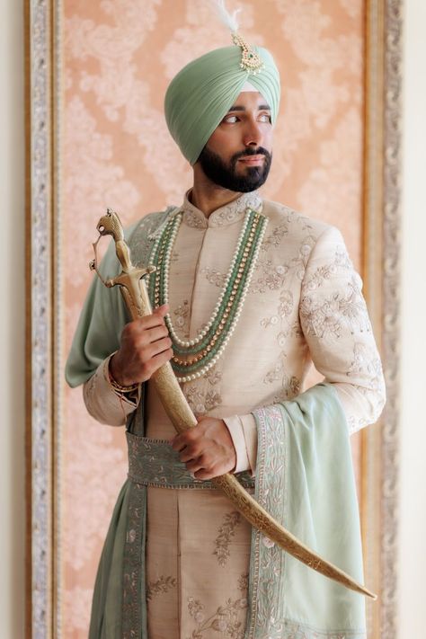 Sikh Wedding Traditions & Rituals: A Step By Step Guide - Pyaari Weddings Sikh Groom, Sikh Wedding Dress, Marriage Dress For Men, Kurta Ideas, Groom Shots, Men's Tuxedo Wedding, Pajama Men, Asian Wedding Photography, Sherwani For Men Wedding