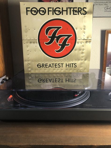 Foo Fighters - Greatest Hits  2009 Roswell Records  88697-36921-1 Foo Fighters Vinyl, Vinyl Wishlist, Cd Aesthetic, Foo Fighter, Foo Fighters, Record Player, Greatest Hits, Lululemon Logo, Random Stuff