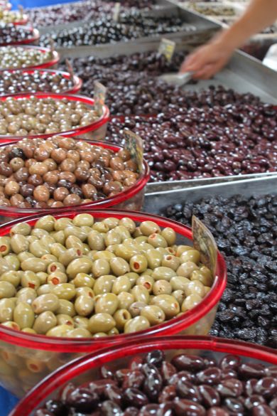 Pickling Olives, Curing Olives, Preserving Vegetables, Pickled Olives, Olive Brine, Texas Garden, Canned Fruits, Marinated Olives, Olive Recipes