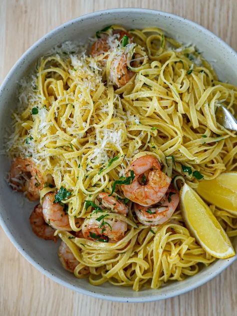 Garlic Butter Prawn (Shrimp) Linguine - Simple Home Edit Shrimp Linguine Recipe, Lemon Butter Shrimp, Prawn Linguine, Butter Prawn, Pork Pasta, Shrimp Linguine, Raw Prawns, Lemon Garlic Pasta, Linguine Recipes