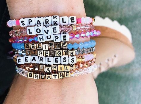 Words Bracelets, Pony Bead Bracelets, Friendship Bracelets Easy, Bracelets Tutorial, Homemade Bracelets, Motivational Inspirational Quotes, Bracelet Quotes, Anklet Designs, Friendship Bracelets Tutorial