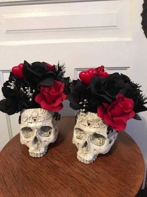 Skull Centerpiece, Flower Pot Centerpiece, Floral Goth, Gothic Wedding Theme, Halloween Themed Wedding, Skull Flower, Skull Wedding, Goth Wedding, Goth Home Decor