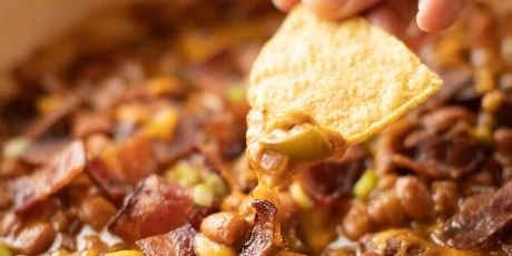 A delicious, smoky pinto bean dip with bacon. Baked Bean Dip, Food Network Recipes Pioneer Woman, Bean Dip Recipe, Ree Drummond Recipes, Bean Dip Recipes, Tortilla Chip, Food Network Canada, Bean Dip, Ree Drummond