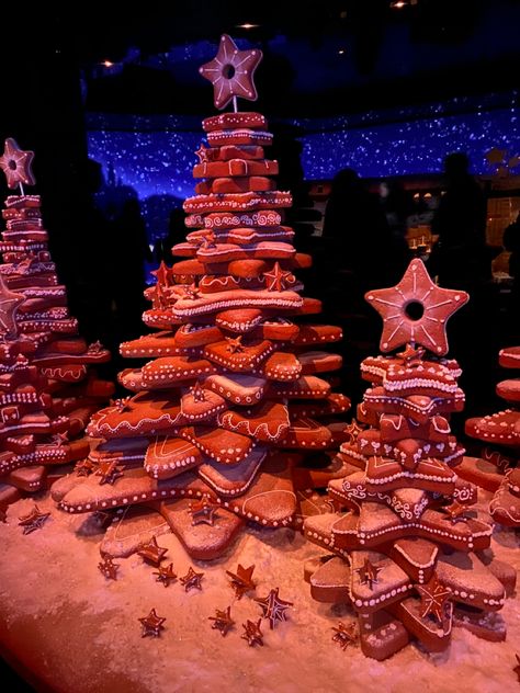 Christmas Decor Hotel Lobby, New Year Hotel Decoration, Dior Gingerbread, Rove Hotel, Dior Christmas, Christmas Song Trivia, Elegant Christmas Party, شرم الشيخ, Gingerbread Christmas Tree