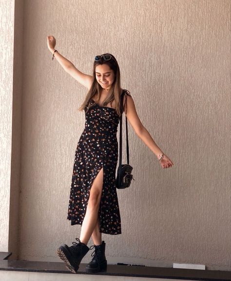 Midi Dress And Doc Martens, Vestido Midi Outfit, Midi Black Dress Outfit, Dress And Docs, Looks Black, Indian Fashion Dresses, Teenage Fashion Outfits, Looks Style, Looks Vintage