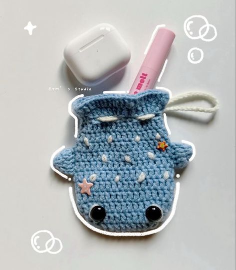 Crochet Whale Pouch, Crochet Pouch Ideas, How To Make A Bag, Whale Pouch, Drawstring Pouch Crochet, Airport Case, Diy Bag And Purse, Crochet Mini Pouch, Drawstring Bag Crochet