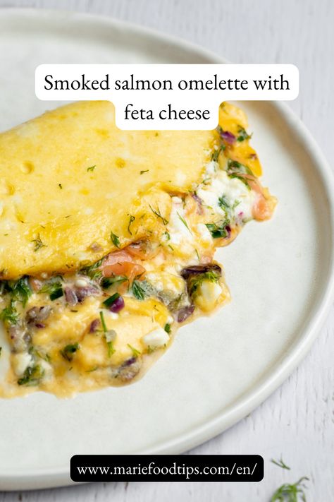 You dream to know how to make the French-style omelette found in Michelin-starred restaurants? Here are my tips, as a French girl, for making the best, tasty omelette with smoked salmon, feta and fresh herbs. Omelette With Salmon, Gourmet Omelette Recipe, Fancy Omelette, Gourmet Omelette, Keto Omelette, Salmon Omelette, Smoked Salmon Omelette, Feta Omelette, French Omelette