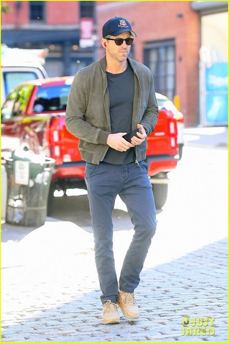 Ryan Reynolds Style, Mens Clothing Trends, Husband Clothes, Outfits Nyc, Mens Smart Casual Outfits, Mens Shorts Outfits, Taking A Walk, Oufits Casual, Smart Casual Men