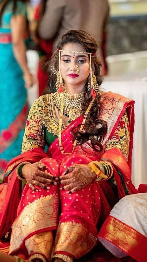 Engagement Outfits Indian, Maharashtrian Bride, Marathi Bride, Mehendi Outfit, Indian Bridesmaid Dresses, Indian Wedding Poses, Simple Saree Designs, Indian Bridal Photos, Couple Wedding Dress