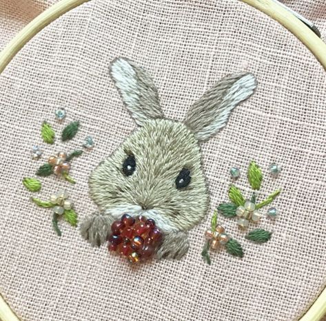 Shaded Embroidery, Stitch Things, Easter Embroidery Patterns, Silk Ribbon Embroidery Patterns, Bunny Embroidery, Diy Bead Embroidery, Easter Embroidery, Animal Embroidery Designs, Embroidery Tutorial