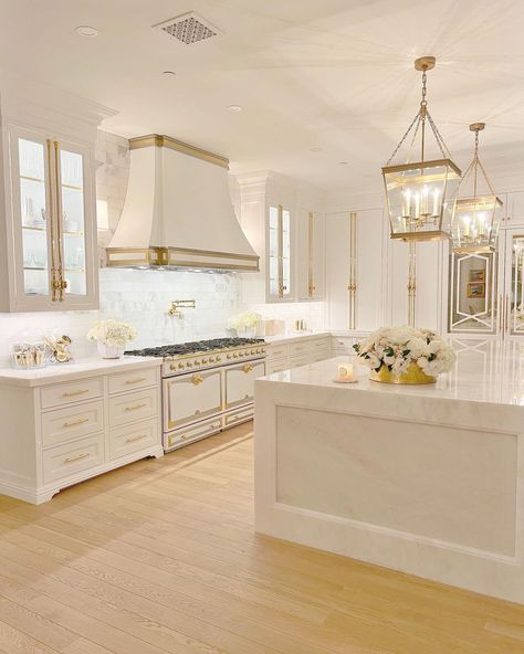 Luxury White Kitchens, Luxury White Kitchen, Neutral House, Cabinet Inspiration, Glam Kitchen, Aesthetic Interior Design, Elegant Kitchen Design, Kitchen Updates, Dream Kitchens Design