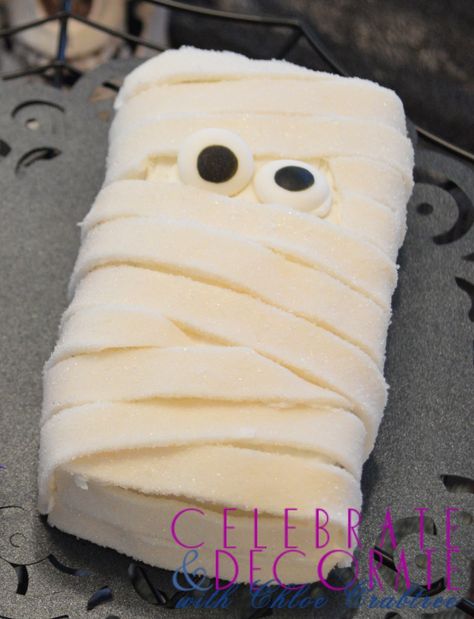 Mini Mummy Cake Halloween Mini Loaf Cakes, Loaf Cake Decoration, Mummy Cake, Small Pies, Gifts For Neighbors, Monster Cakes, Mini Loaf Cakes, Halloween Cake Decorating, Rectangle Cake