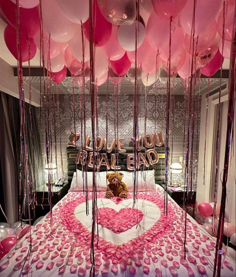 Decorate Hotel Room For Valentines Day, Hotel Room Design For Anniversary, Valentines Hotel Decor, Valentines Day Room Set Up, Cute Hotel Ideas For Girlfriend, Girlfriend Room Surprise, Pink Hotel Decorations, Hotel Set Up Romantic, Romance Hotel Room Ideas