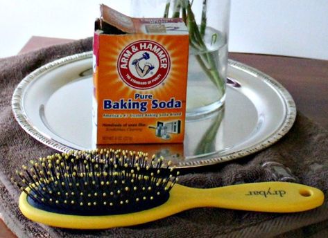 Diy Hair Brush Cleaner, Cleaning Hair Brushes How To, Clean Brushes Hair, How To Wash Hair Brushes, How To Clean Your Brushes Hair, Clean Hair Brushes How To, How To Get Lint Out Of Hairbrush, How To Clean Hair Brushes, How To Clean A Hairbrush