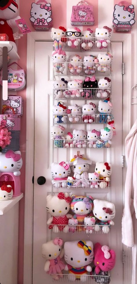 Casa Disney, Hello Kitty Room Decor, Hello Kitty Bedroom, Hello Kitty Gifts, Images Hello Kitty, Hello Kitty Merchandise, Hello Kitty Rooms, Kitty Clothes, Hello Kitty Clothes