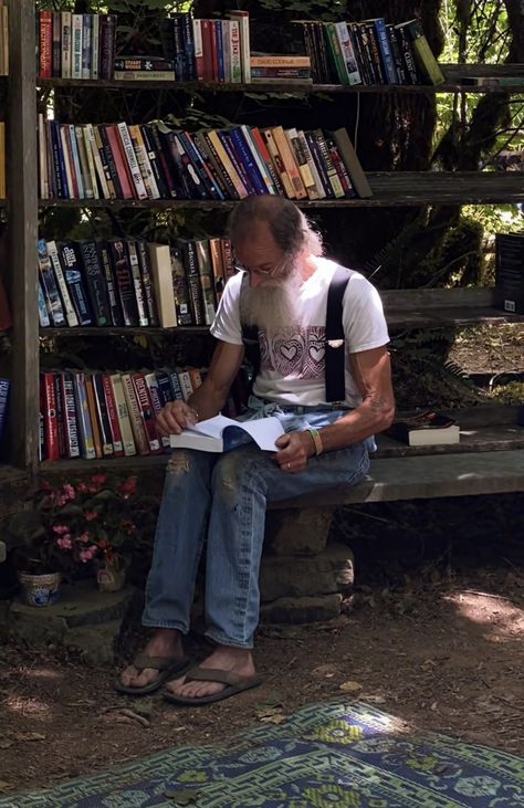 Old Man Reading, Grandpa Aesthetic, Grandpa Fashion, Reading Outside, Man Reading, Grandpa Core, Mens Outdoor Clothing, Hobbies For Men, Classic Americana