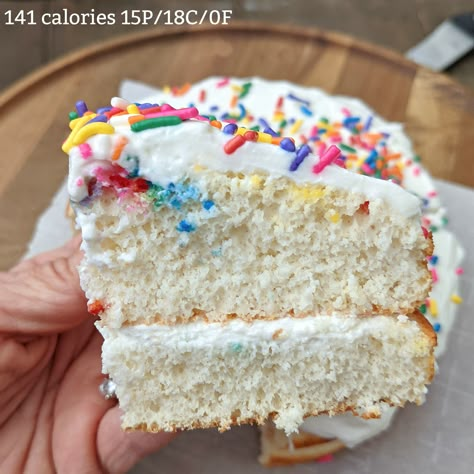 Healthy White Cake, Protein Funfetti Cake, High Protein Birthday Cake, Healthy Low Calorie Cake, Protein Birthday Cake Recipes, Easy Protein Powder Desserts, Low Calorie Vanilla Cake, Healthy White Cake Recipe, Low Calorie Birthday Cake