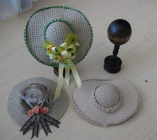 Casey's Minis: Here's Your Hat..... Dollhouse Clothes, Barbie Hat, Dollhouse Tutorials, Hat Tutorial, Doll House Crafts, Doll Diy Crafts, Barbie Clothes Patterns, Barbie Patterns, Barbie Diy