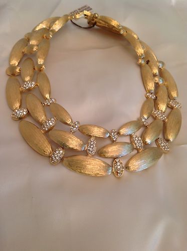 Malabar Gold Jewellery, Royal Jewellery, Antique Necklaces, Modern Gold Jewelry, Antique Jewellery Designs, Gold Jewelry Simple Necklace, Vintage Givenchy, Jewelry Set Design, Gold Necklace Indian Bridal Jewelry