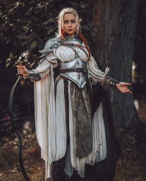 Elf Warrior Female Costume, Larp Costume Female, Female Armor Dress, Medieval Portraits, Medival Outfits Women, Elf Knight, Medieval Core, Elf Armor, Lady Knight