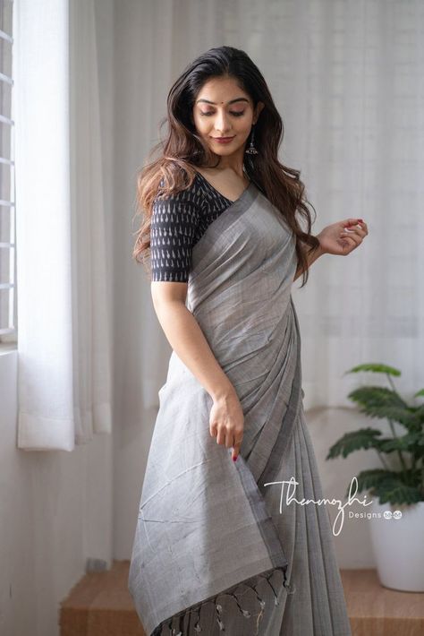 Grey Saree Blouse Combination, Saree Blouse Combination, Grey Cotton Saree, Athmika Sumithran, Set Saree Kerala, Latest Traditional Dresses, Saree Shoot, Plain Sarees, Aesthetic Wear