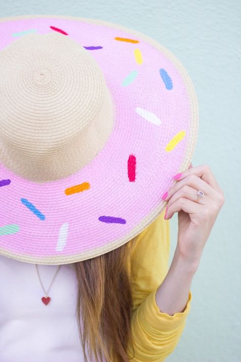 DIY Donut Floppy Hat. Donut Hat, Woodworking Decor, Diy Donut, Diy Outfits, Diy Donuts, Mode Shoes, Artist Photography, Photography Interior, Pink Icing