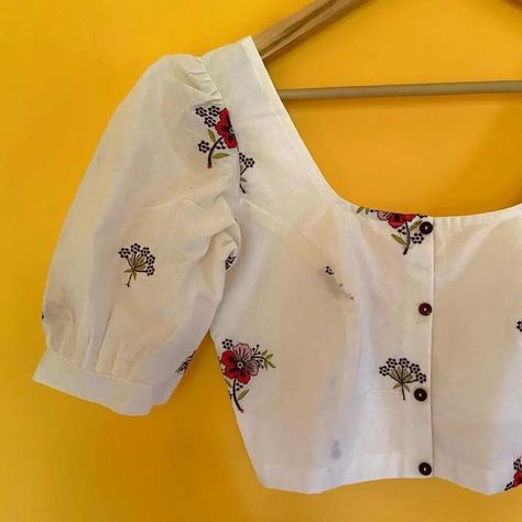 Instagram Pp, White Blouse Designs, 50 Blouse Designs, Boat Neck Blouse Design, Cotton Blouse Design, Blouse Designs Catalogue, Choli Blouse, Traditional Blouse Designs, Boat Neck Blouse