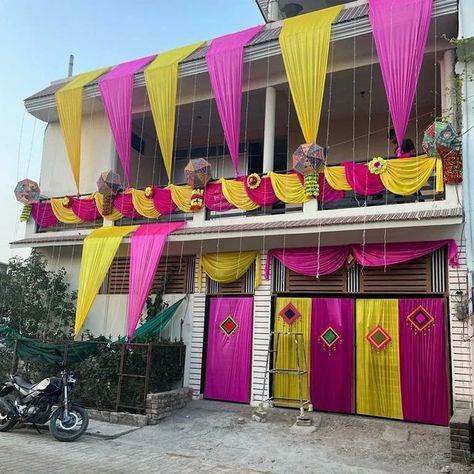 Tent House Decoration For Marriage, Marriage House Decoration, Weeding Decoration At Home, Wedding Home Decoration Indian Exterior, Shaadi Wala Ghar Decoration, House Decoration For Wedding Indian, Gate Decoration With Flowers, House Decoration For Wedding, Home Decoration For Wedding Indian