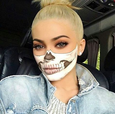 Kylie Halloween Makeup Clown, Halloweenský Makeup, Halloween Make-up Looks, Cute Halloween Makeup, Halloween Makeup Diy, Halloween Coustumes, Halloween Eye Makeup, Halloween Makeup Scary, Halloween Makeup Inspiration