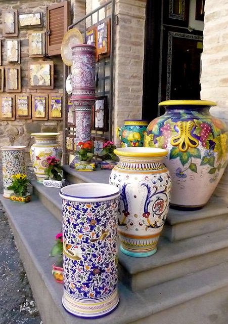 Scrumpdillyicious: Deruta's Rich Heritage of Ceramics Deruta Pottery, Colorful Pottery, Italian Majolica, Italian Decor, Italian Pottery, Blue Pottery, China Painting, Italian Ceramics, Pottery Designs