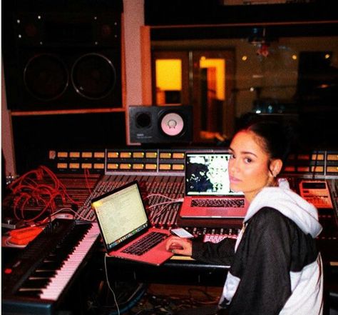 Recording Studio Pictures, Studio Sessions Music, Singers In The Studio, Music Studio Pics, Music Artist Photoshoot Studio, Studio Session Music, Music Industry Aesthetic, Studio Pics, Kehlani Parrish