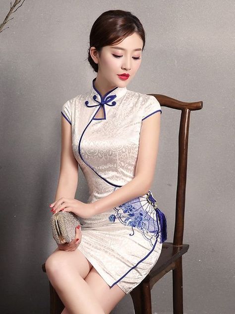 Le Soleil ☉ Oriente Traditional Chinese Dress, Elegante Casual, China Dress, Cheongsam Dress, Chinese Dress, A Chair, Cheongsam, Asian Fashion, Traditional Dresses