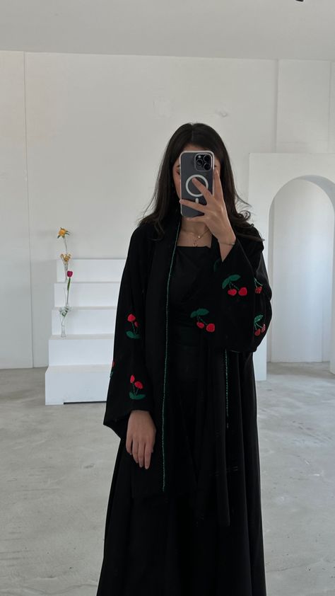 Cute Abaya, Aesthetic Abaya, Classy Abaya, Jalabia Styles, Embroidered Abaya, Muslim Photos, Abaya Designs Latest, Abaya Outfit, Balochi Dress