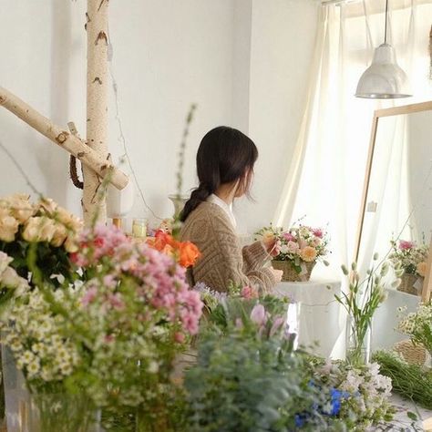 Korean Florist Aesthetic, Japanese Clothes Aesthetic, Chill Lifestyle, Coffee Tiramisu, Aesthetic Ethereal, Japanese Lifestyle, Korean Japanese, Aesthetic Spring, Lifestyle Aesthetic