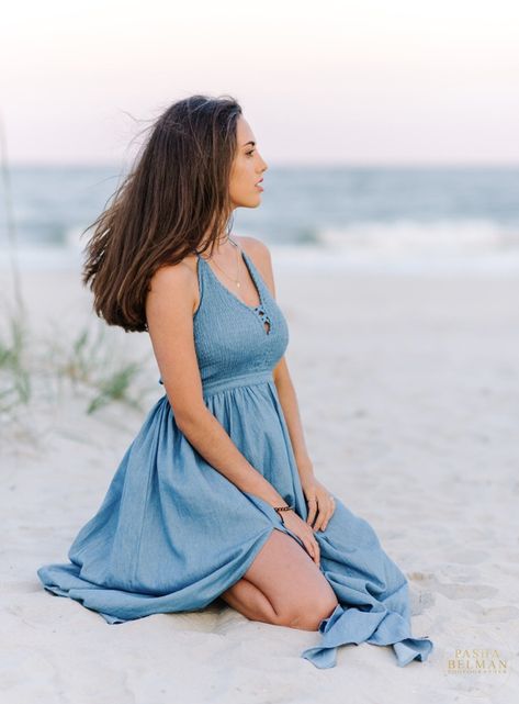 Photos Bff, Sitting Pose, Photo Summer, Beach Pictures Poses, Beach Photography Poses, Senior Picture Outfits, Senior Pictures Poses, Foto Tips, Beach Portraits