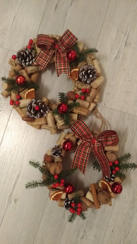 Cork Wreath Diy, Wine Cork Diy Projects, Wine Cork Crafts Christmas, Cork Crafts Christmas, Christmas Mosaics, Cork Christmas Trees, Wine Cork Wreath, Wine Cork Diy Crafts, Cork Wreath