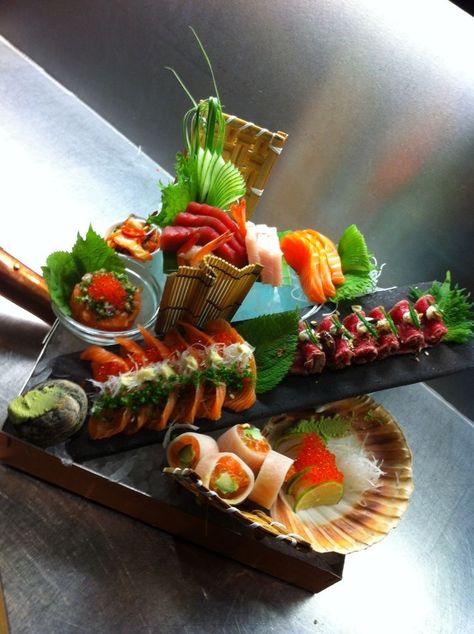 Sushi Presentation, Restaurant Presentation, Menu Sushi, Sashimi Platter, Sushi Recipes Homemade, Sushi Boat, Japanese Food Sushi, Sushi Menu, Gourmet Appetizers