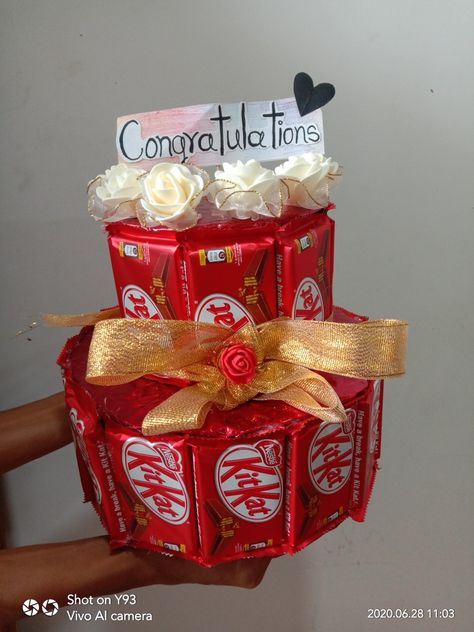 Choc Bouquet Gift Ideas, Chocolate Packing Ideas Gift Diy, Choclate Packing Ideas Gift, Kitkat Lover, Hamper Diy, Kitkat Chocolate, Candy Bar Bouquet, Diy Gifts Videos, Chocolate Basket