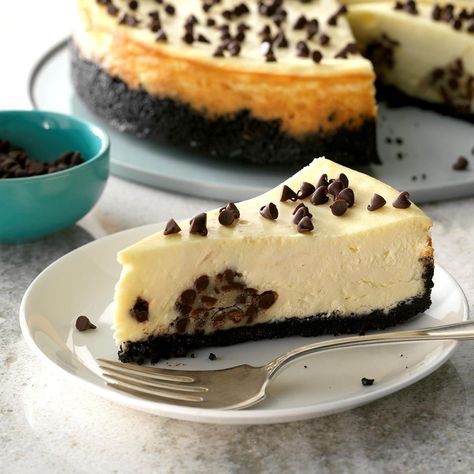 Chocolate Chip Cookie Dough Cheesecake Chocolate Chip Cookie Crust, Chocolate Chip Cookie Dough Cheesecake, Cheesecake Factory Copycat, Eggless Cookie Dough, Cookie Dough Cheesecake, Cheesecake Factory Recipes, Best Cheesecake, Cheesecake Factory, Cookie Crust