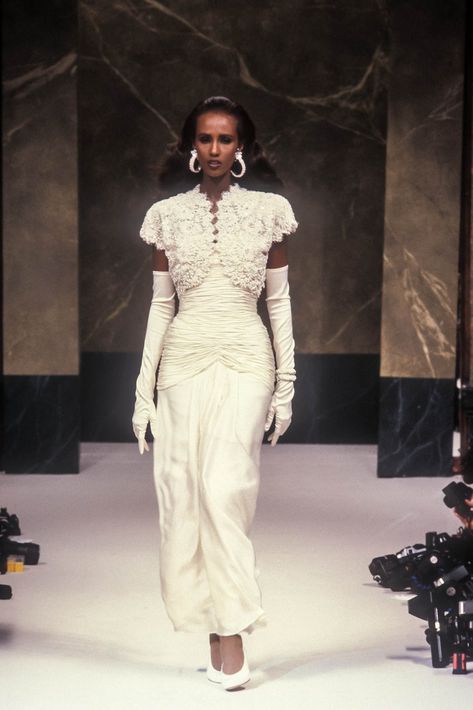 Cool Girl Aesthetic Outfits, 1980s Runway, White Dress Outfits, Iman Bowie, Iman Model, Pink Spring Dresses, Spring Dresses Classy, Jean Louis Scherrer, Runway Gowns