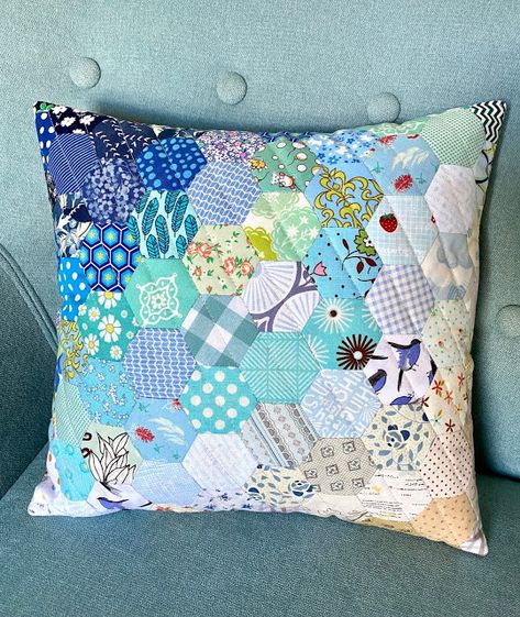 Hexi Quilt, Quilted Cushions, Hexagon Pillow, Hexie Projects, Hexie Patterns, Coastal Quilts, Stitching Diy, Crochet Cake, Hexagon Patchwork