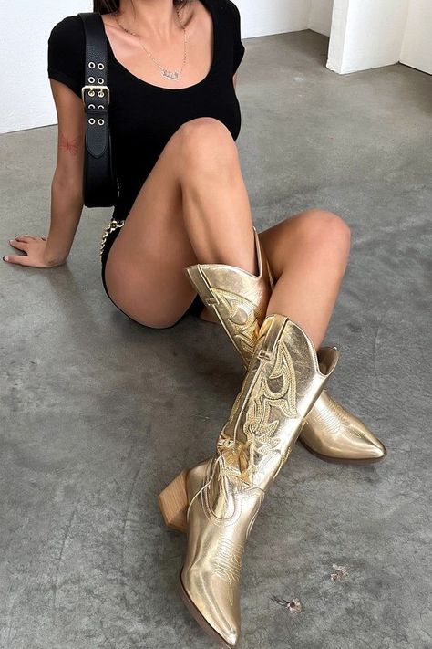 Gold Cowgirl Boots Outfit, Gold Cowboy Boots Outfit, Cute Cowgirl Boots, Botas Cowboy, Cowgirl Boots Outfit, Western Pattern, Gold Boots, Metallic Boots, So Fetch