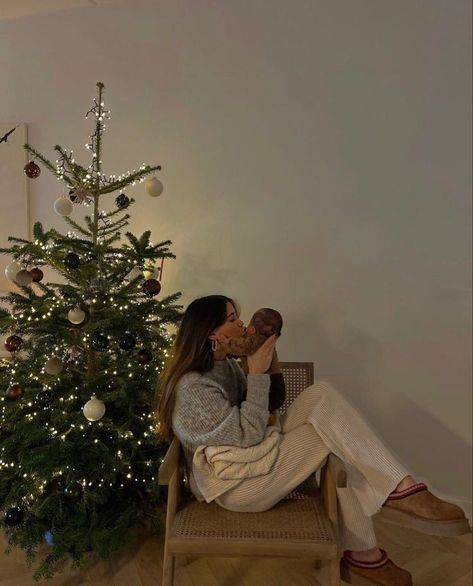 Christmas With Family Aesthetic, Christmas Family Aesthetic, Family Christmas Aesthetic, Fam Photos, Family Aesthetic, Catholic Wallpaper, Dream Future, Future Mommy, Christmas Shoot