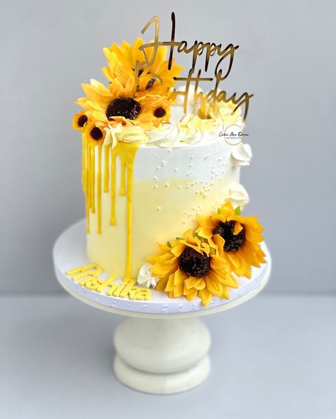 🌻“Be the sunflower “🌻 • • • #chocolate #chocolatecake #bakewithcakemeover #chefgitikaabbott #delhifoodbloggers #delhibaker #cakesofinstagram #weddingcakes #buttercreamcakes #ganache #ganachecake #newdelhi Sunflower Theme Cake, Cake For 50th Birthday, Sunflower Chocolate, Yellow Birthday Cake, Beautiful Chocolate Cake, Sunflower Birthday Cakes, Sleeping Beauty Cake, Sunflower Mirror, Sunflower Cupcakes