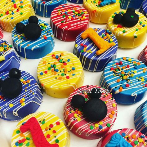 Mickey Mouse clubhouse - Chocolate covered Oreo Mickey Mouse Strawberries, Oreo Cookie Decorations, Mickey Desserts, Mickey Mouse Cakesicles Ideas, Chocolate Covered Oreos Birthday, Mickey Mouse Clubhouse Desserts, Mickey Mouse Cakesicles, Mickey Mouse Clubhouse Treats, Mickey Oreos