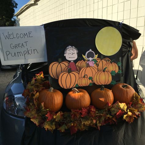 Trunk or treat: the great pumpkin; Charlie Brown Trunk Or Treat Kits, Halloween Car Decorations, Trunker Treat Ideas, The Great Pumpkin Charlie Brown, Great Pumpkin Charlie Brown, Charlie Brown Halloween, Teal Pumpkin, Hallowen Ideas, Peanuts Halloween